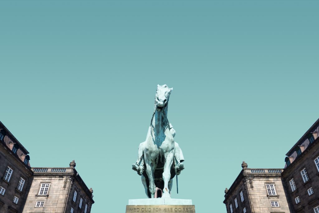 un monument historique présentant une structure de cheval 