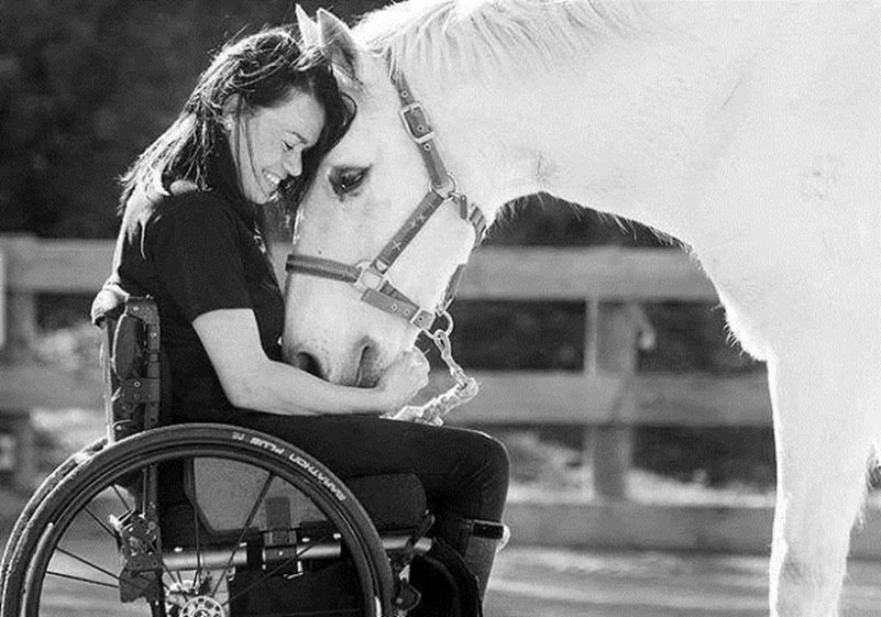 personne souffant de handicap en chaise roulante avec un cheval 