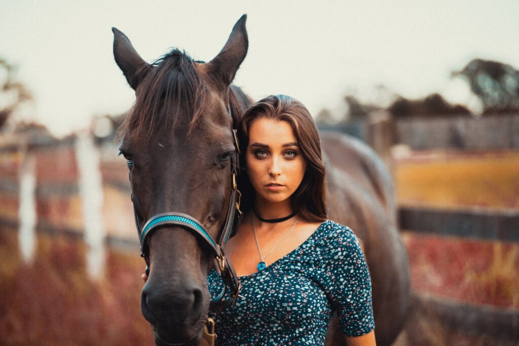 femme proche d'un cheval 